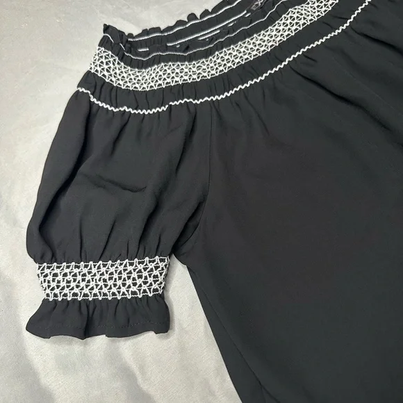 Express Short Sleeved Light-Weight Blouse in Black with White Detailing Medium - Picture 4 of 8